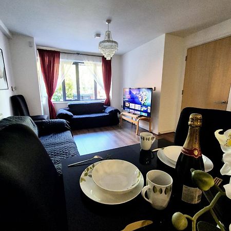 Explore London: 2 Bedroom House In Wood Green Exterior foto