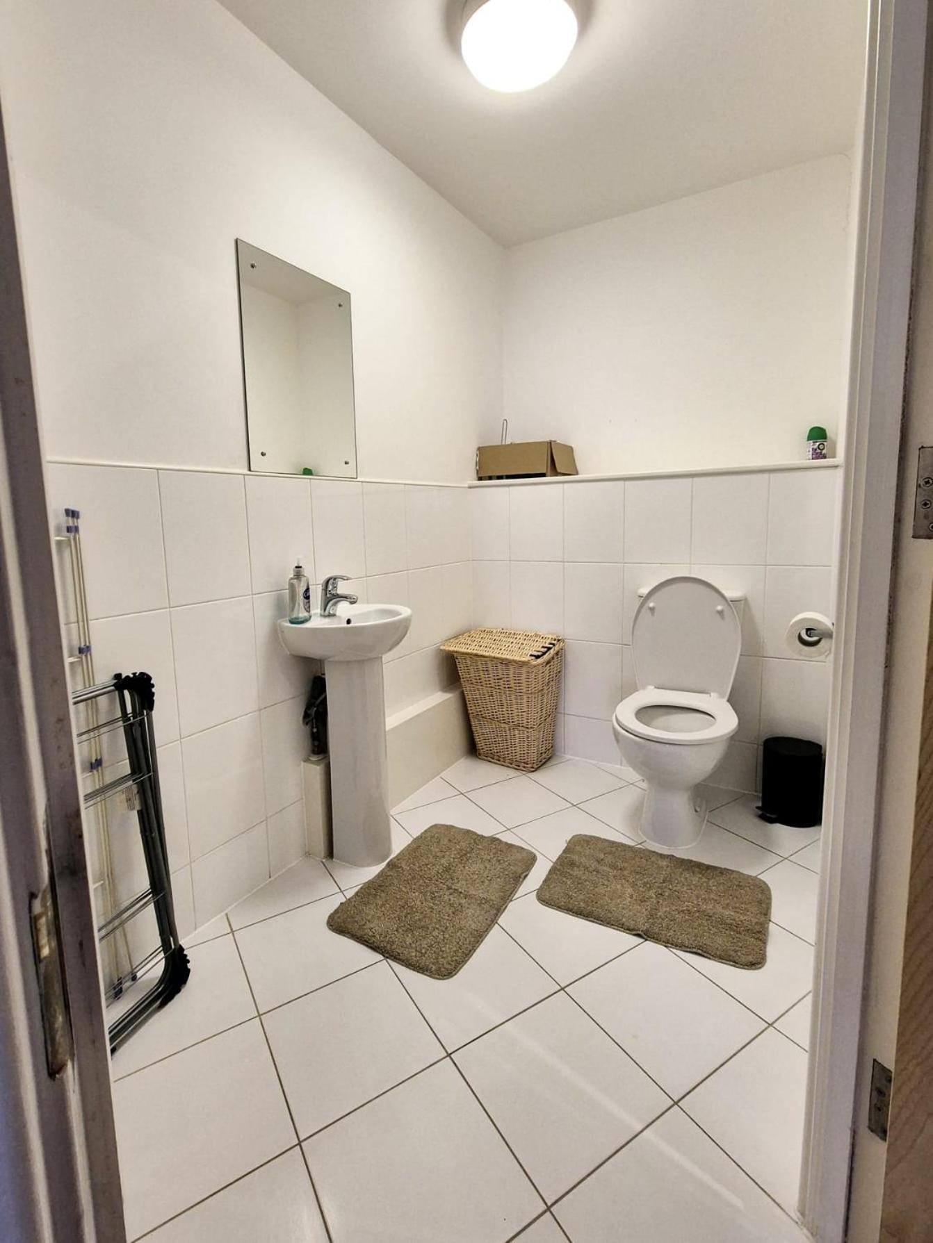 Explore London: 2 Bedroom House In Wood Green Exterior foto
